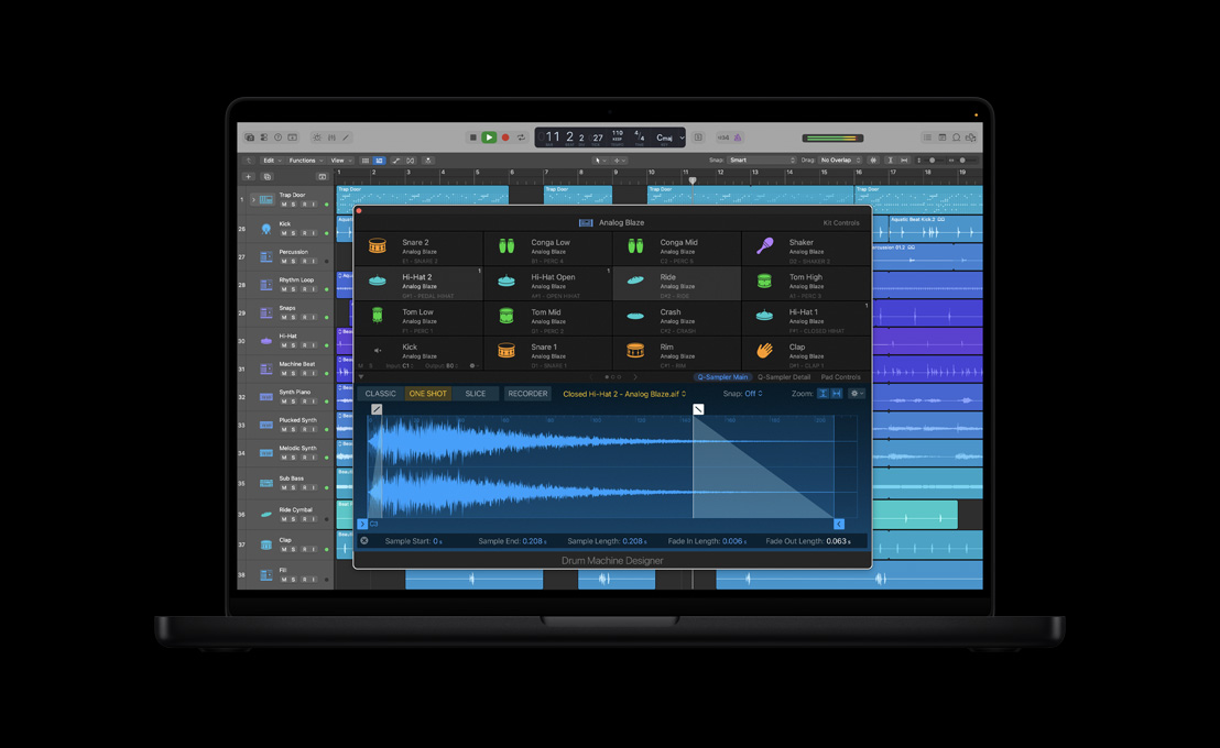 Écran d’un MacBook Pro 16 pouces montrant Drum Machine Designer, commandes de batterie, fenêtre Analog Blaze avec ondes sonores et quatre rangées de divers instruments