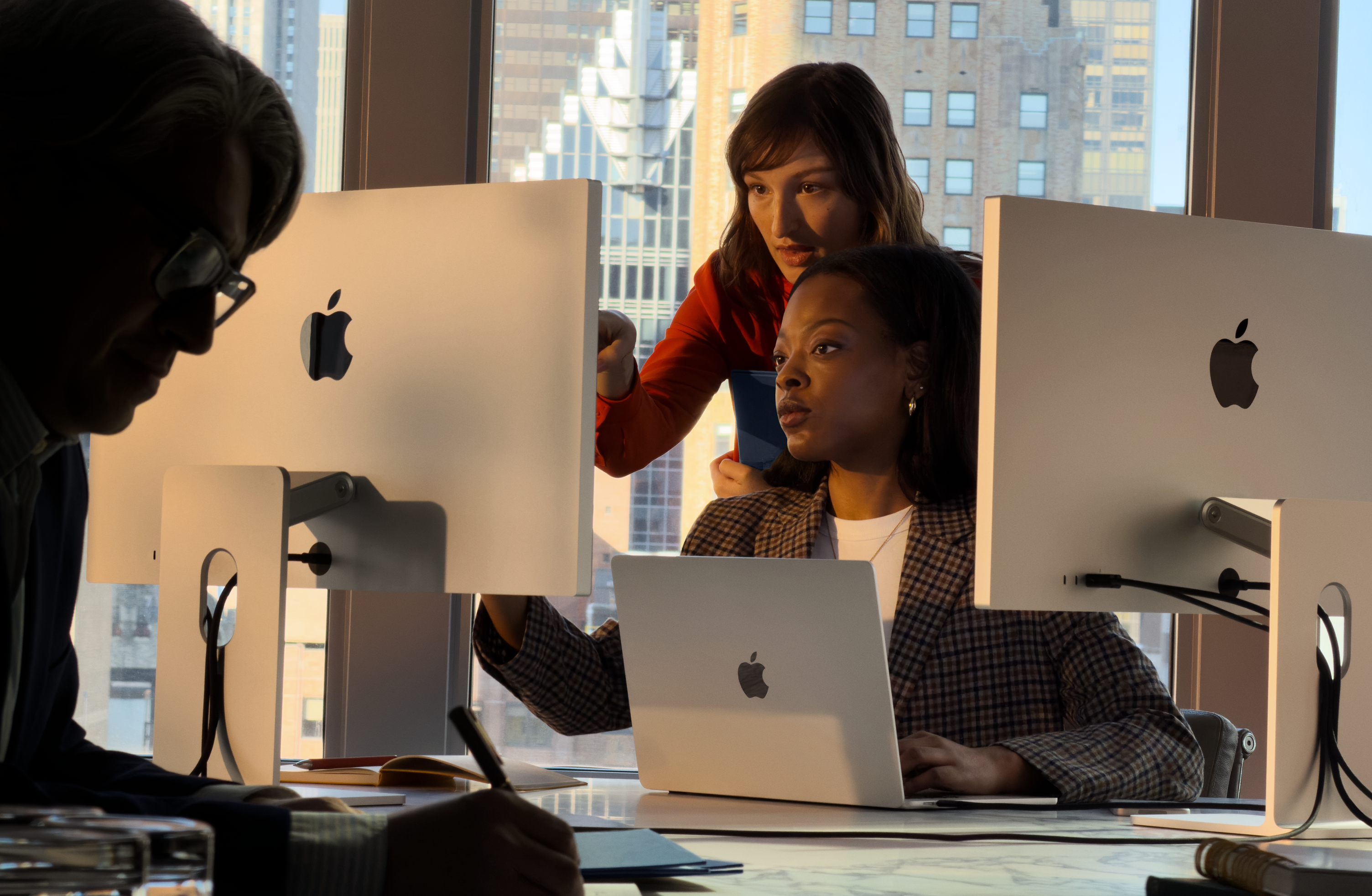 Des personnes utilisant Mac au travail